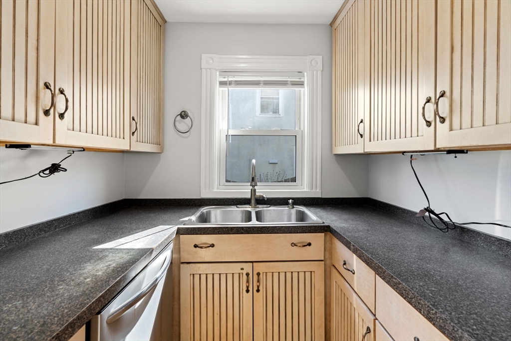 3 Clifford Ave, Beverly