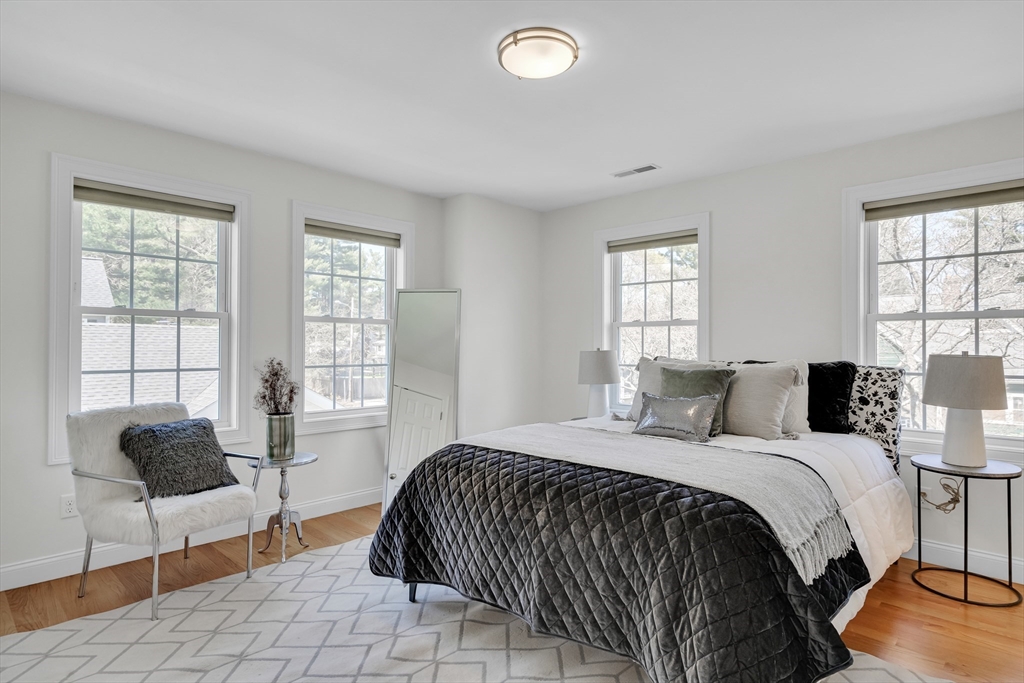 19 Bryn Mawr Rd, Wellesley