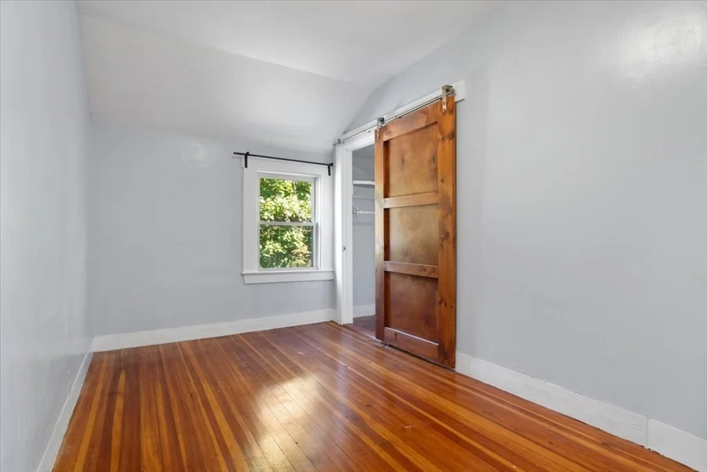 8 Linwood St, Holbrook