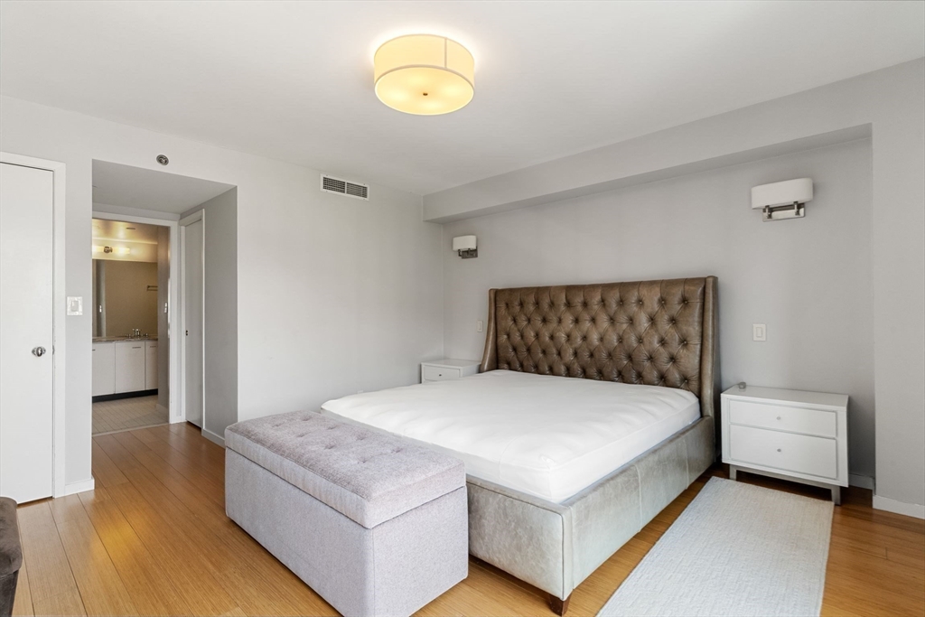 975 Memorial Dr, Harvard Square