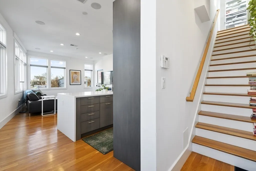 5 Mohawk St, South Boston