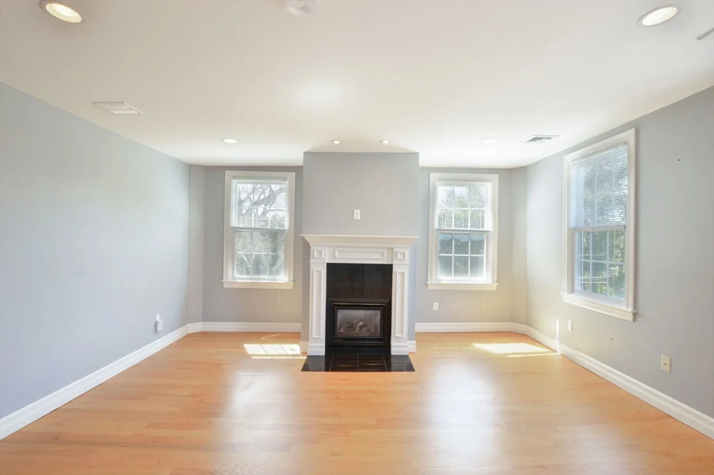 66 Tucker Ln, Dartmouth