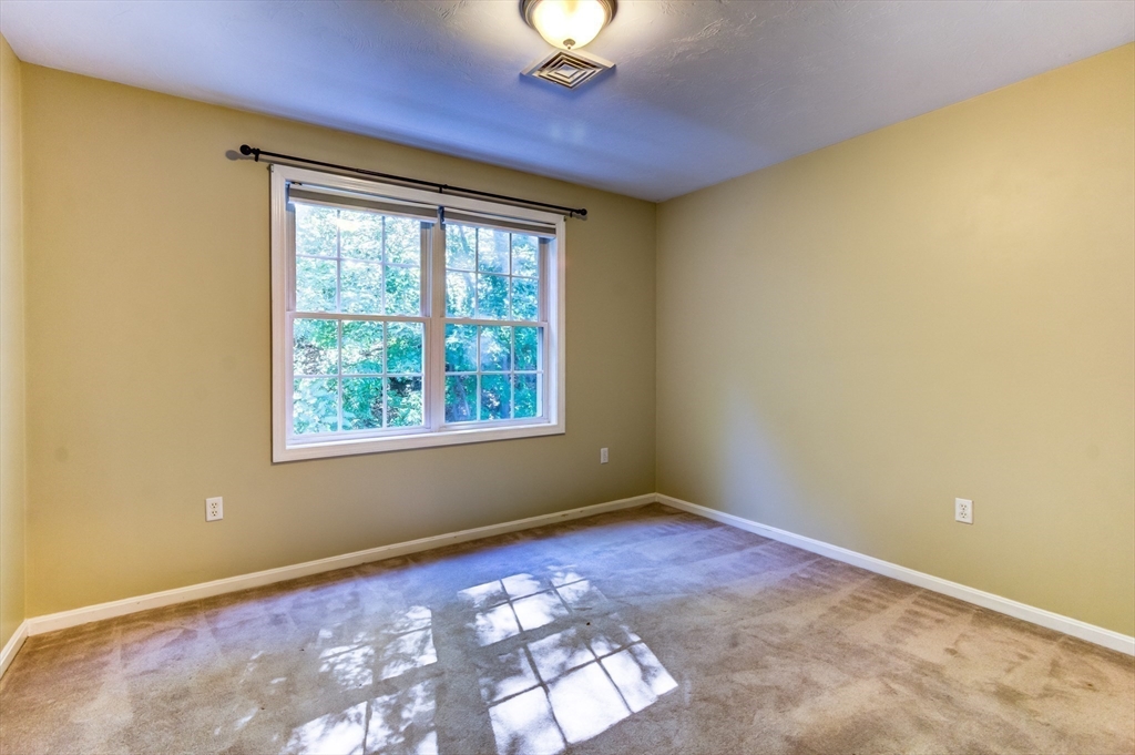 28 Ptarmigan Dr, Shrewsbury