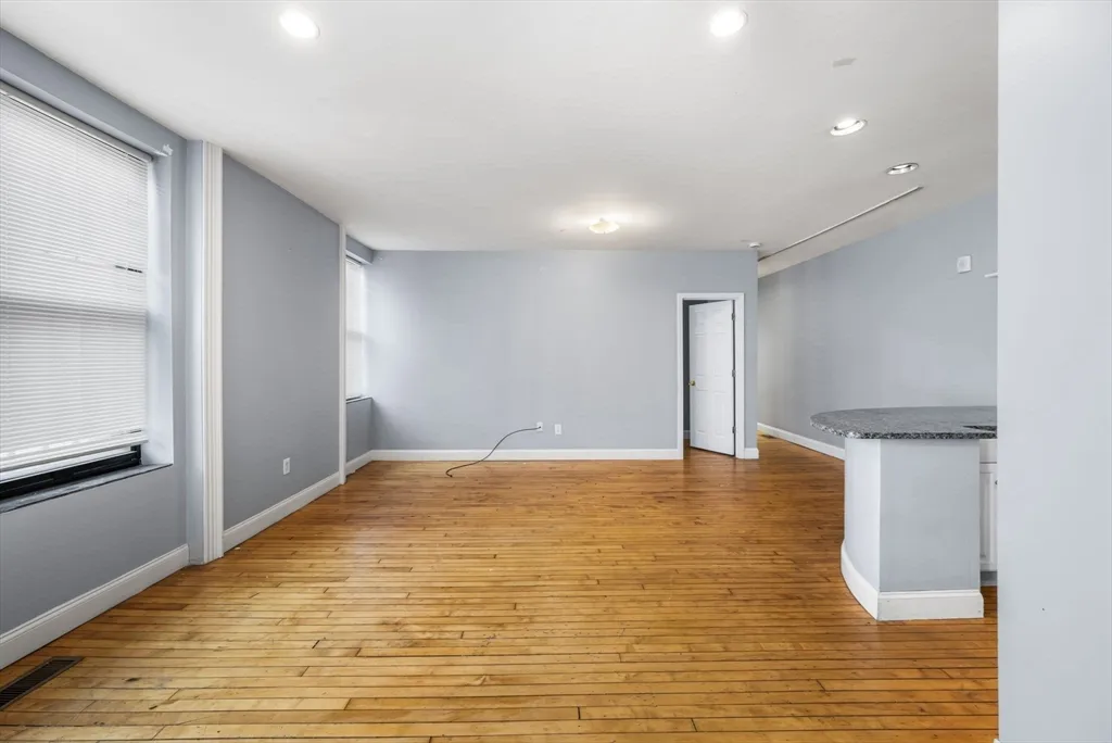 330 1/2 E St, South Boston