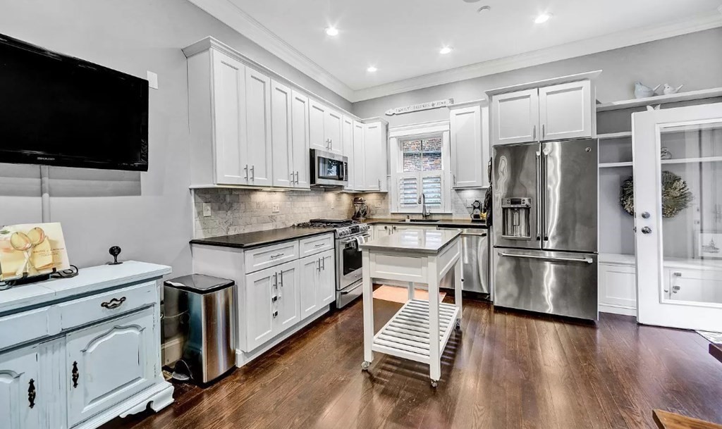 3 bed, 2 bath apartment for rent at 342-346 Dorchester St Unit 2, South Boston — photo 2 of 13