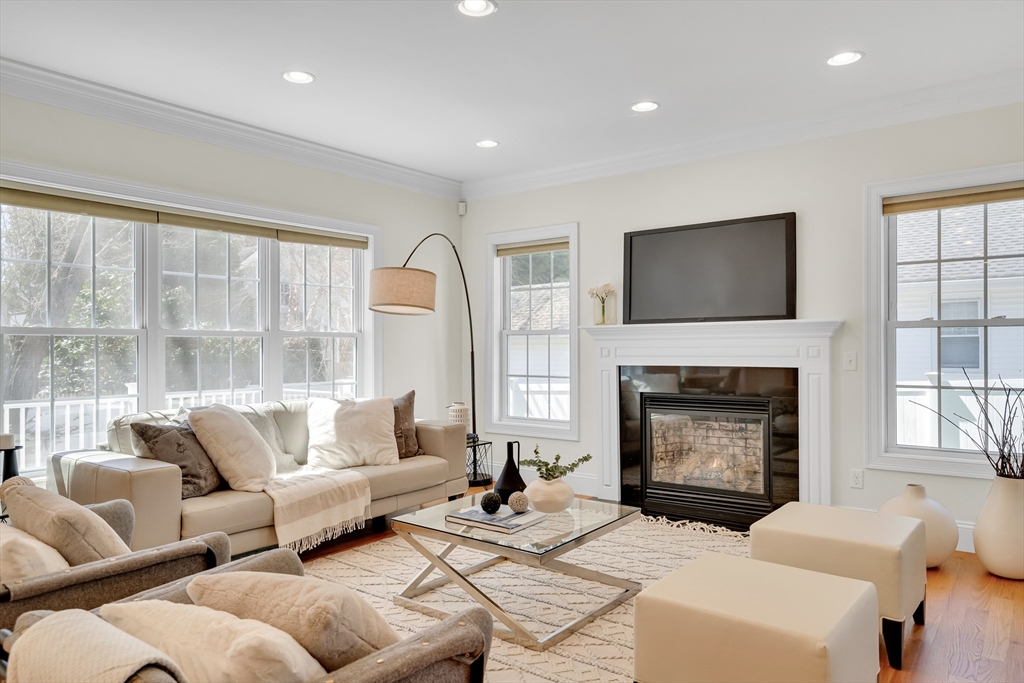 19 Bryn Mawr Rd, Wellesley