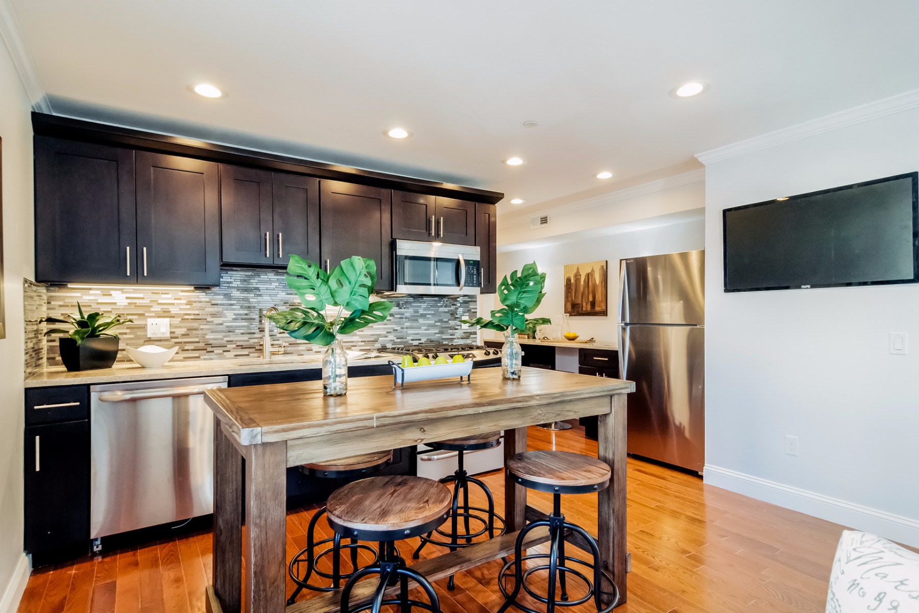 3 bed, 1 bath apartment for rent at 110 Maverick St Unit 2, East Boston — photo 1 of 4