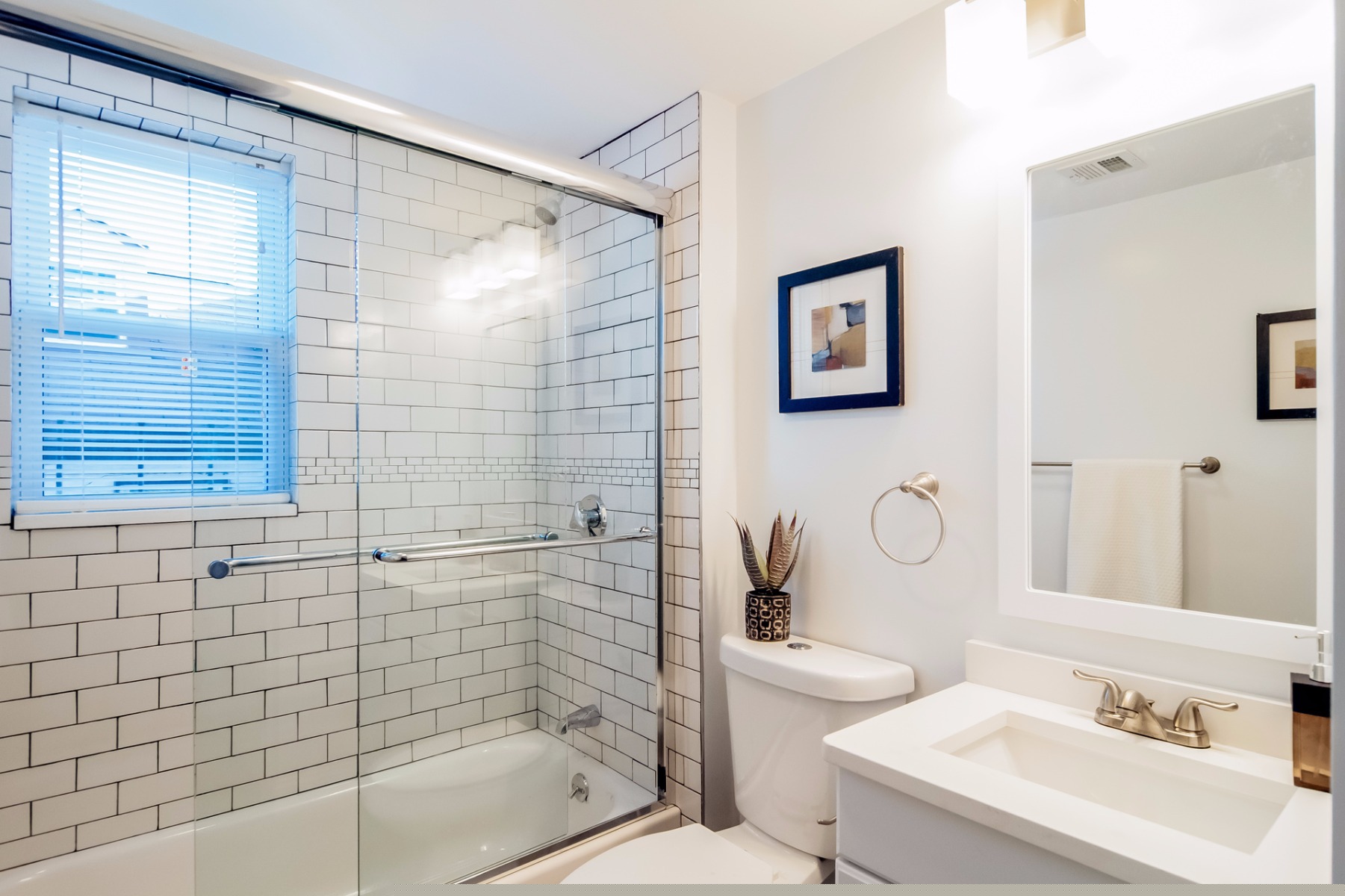 3 bed, 1 bath apartment for rent at 110 Maverick St Unit 2, East Boston — photo 2 of 4