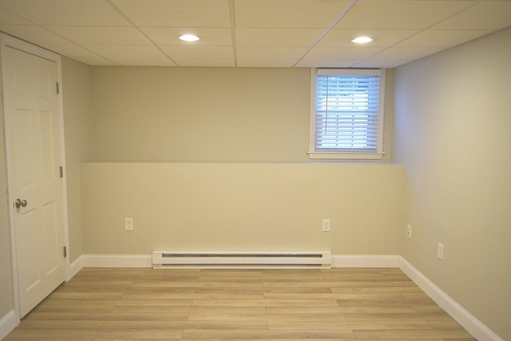 14 Meetinghouse Ln, Millbury