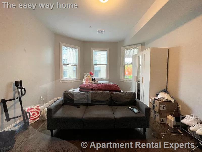 17 Harvard Ter, Allston