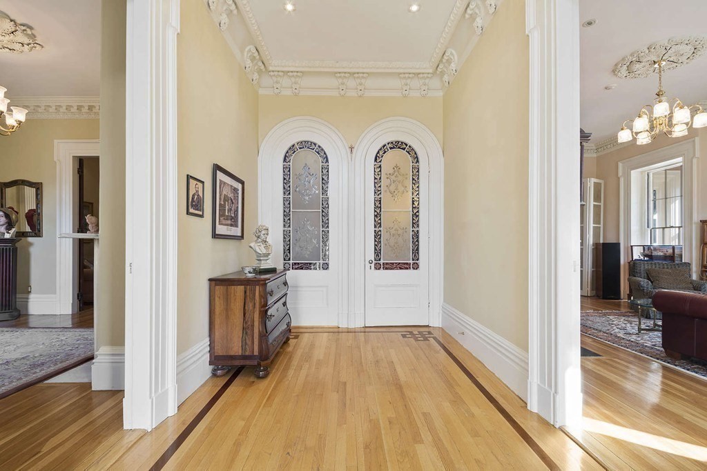 519 Main St, Waltham