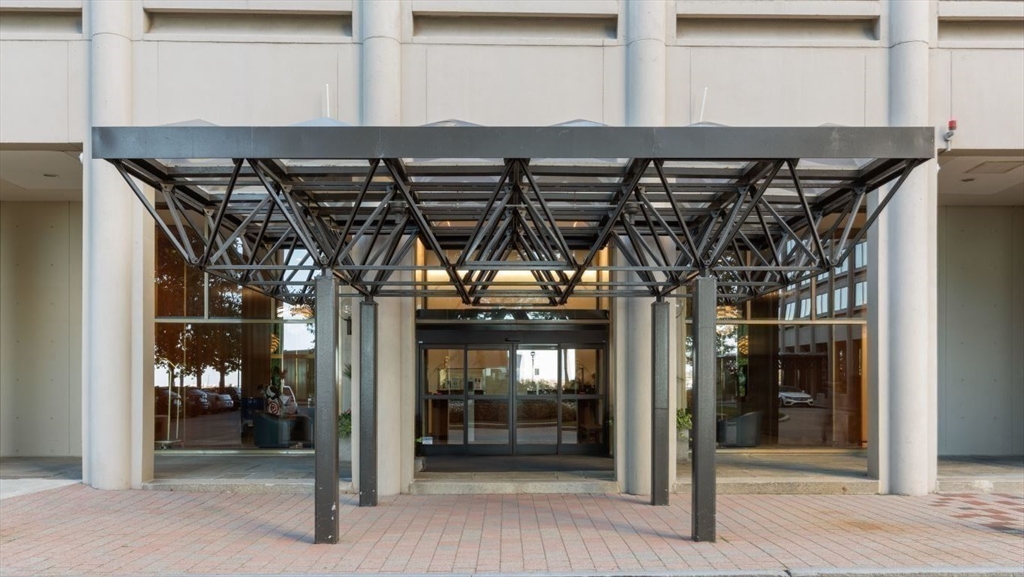 85 E India Row, Waterfront