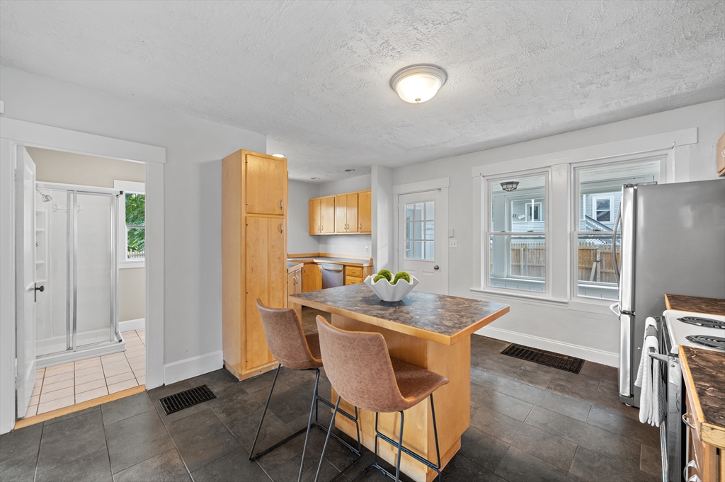 8 Beekman St, Fitchburg