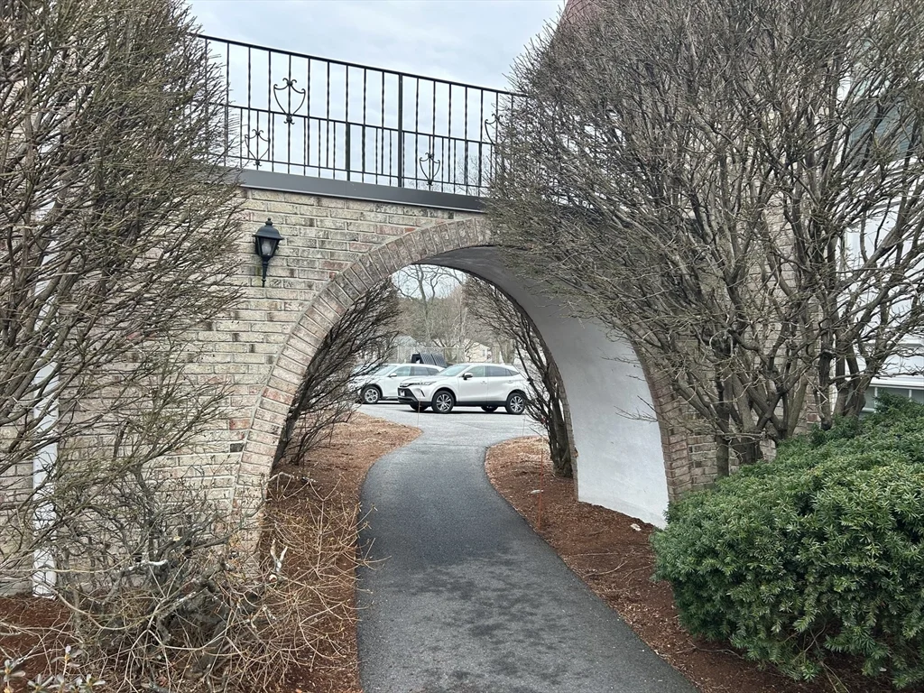 18 Williamsburg Ct, Shrewsbury