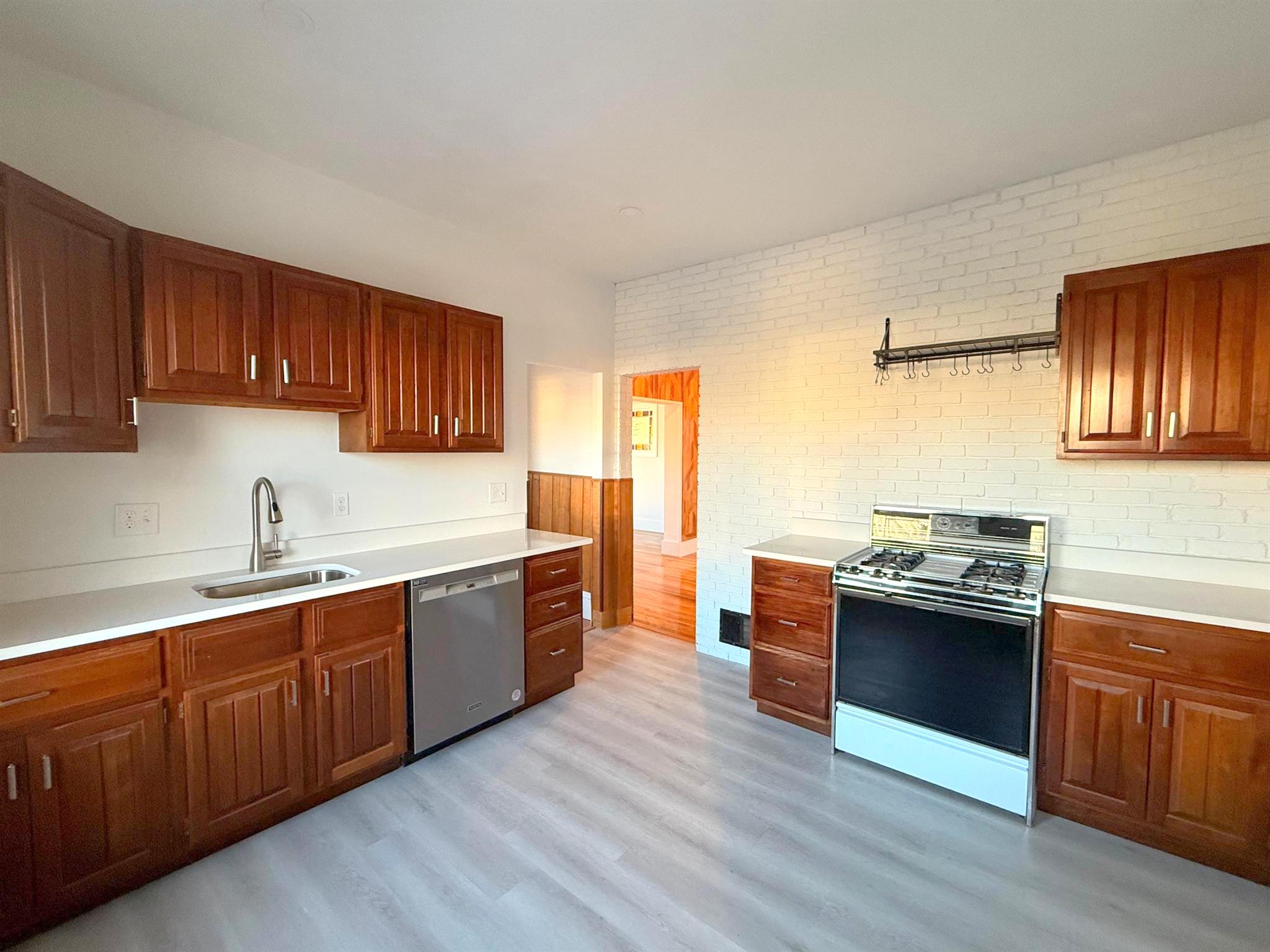 14 Stanford Ter, Ward Two