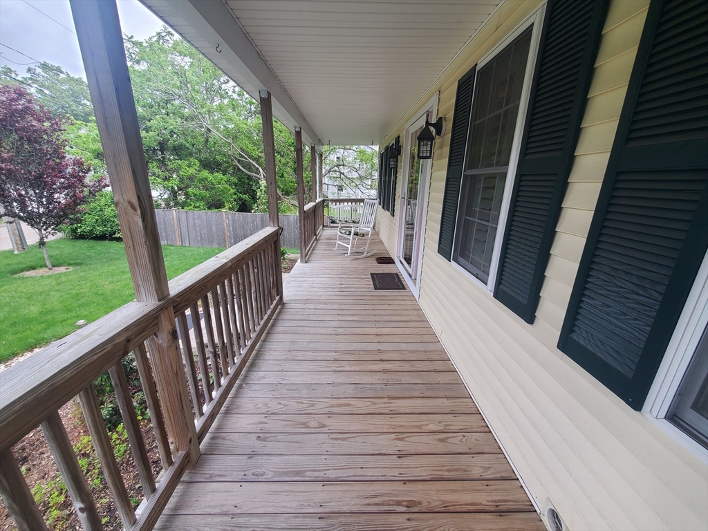 2 Valley Rd, Whitman