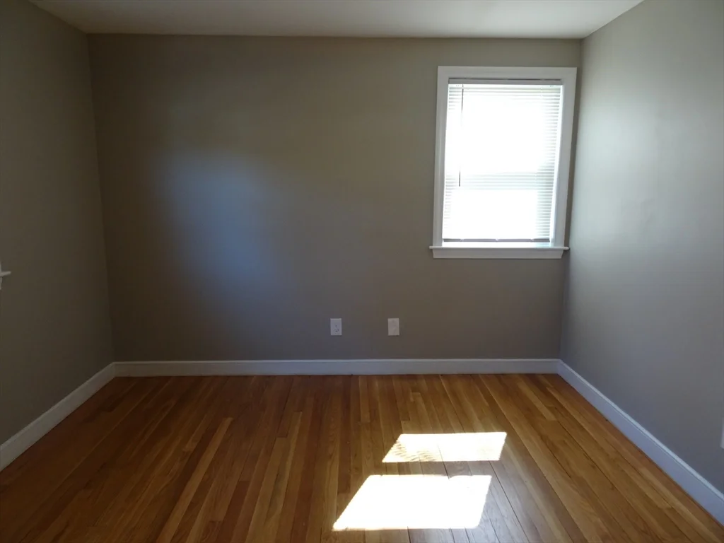 2 Lantern Ln, Burlington