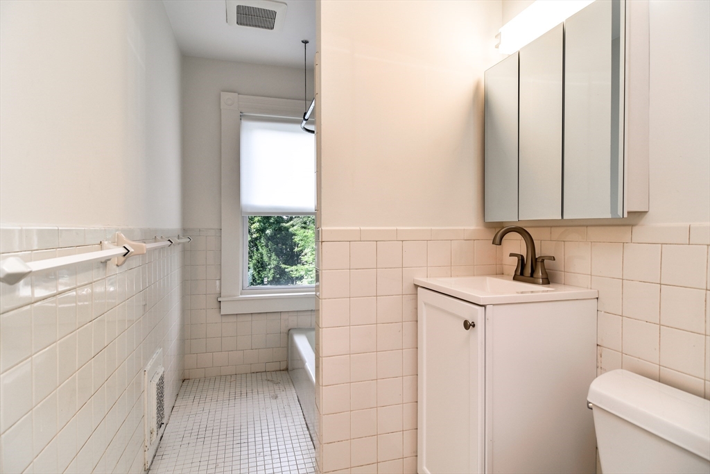 76 Walnut St, Natick