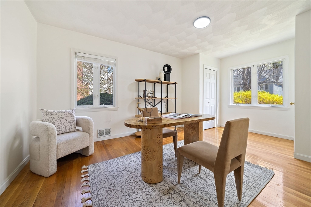 28 Mansfield Rd, Wellesley