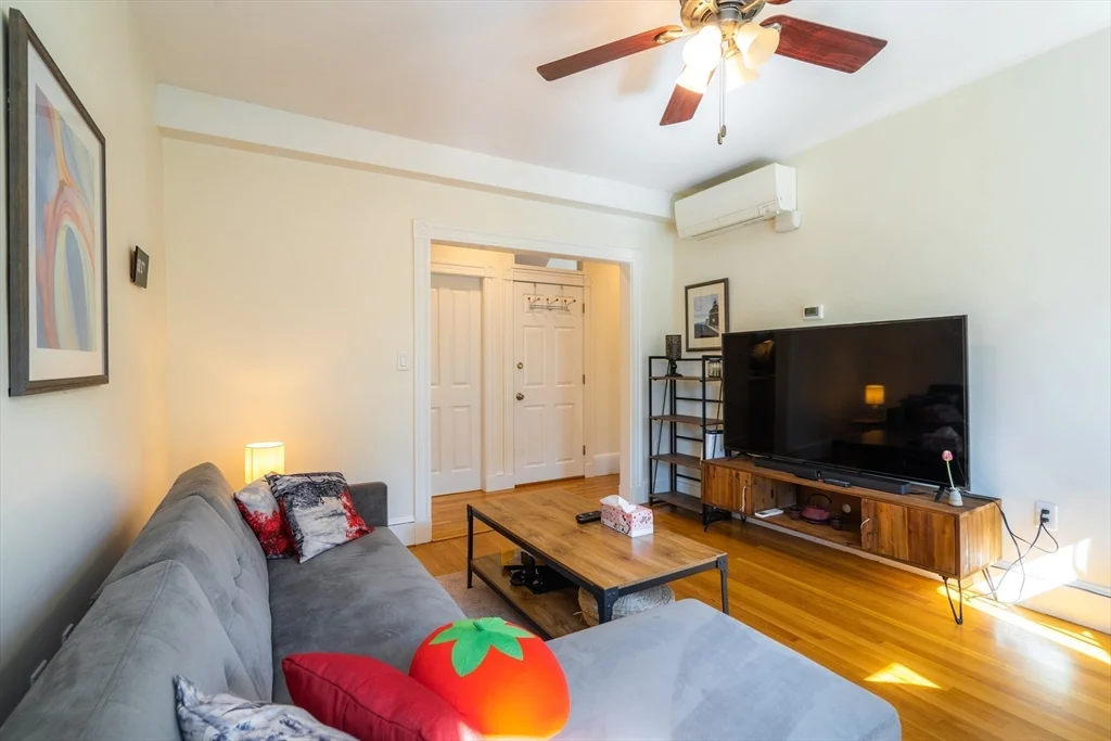 4 Hardwick St, Cambridgeport