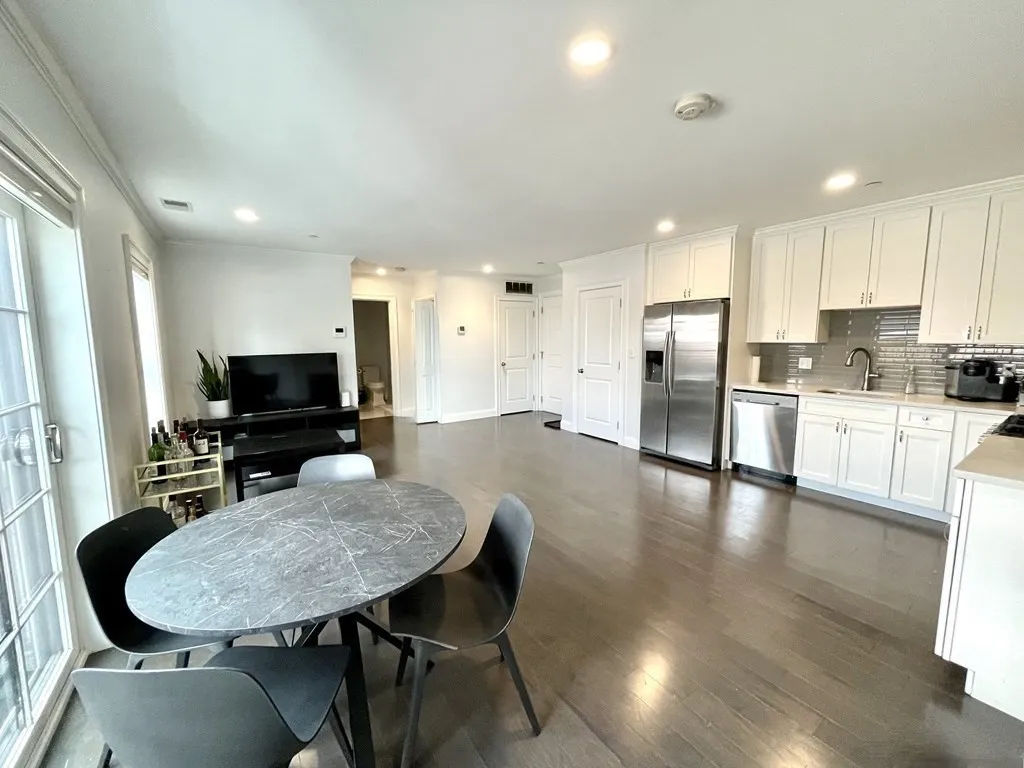 728 East Broadway, South Boston