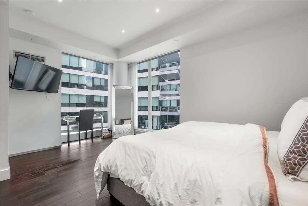 22 Liberty Dr, Seaport District