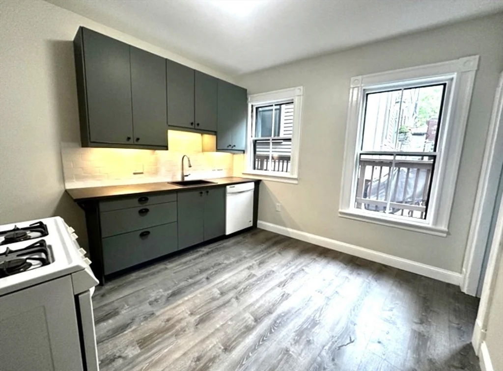 61 Monument Ave, Charlestown