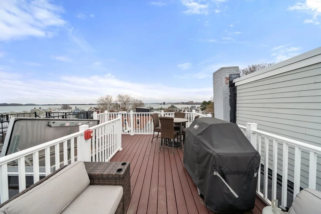 695 E 8th St, South Boston