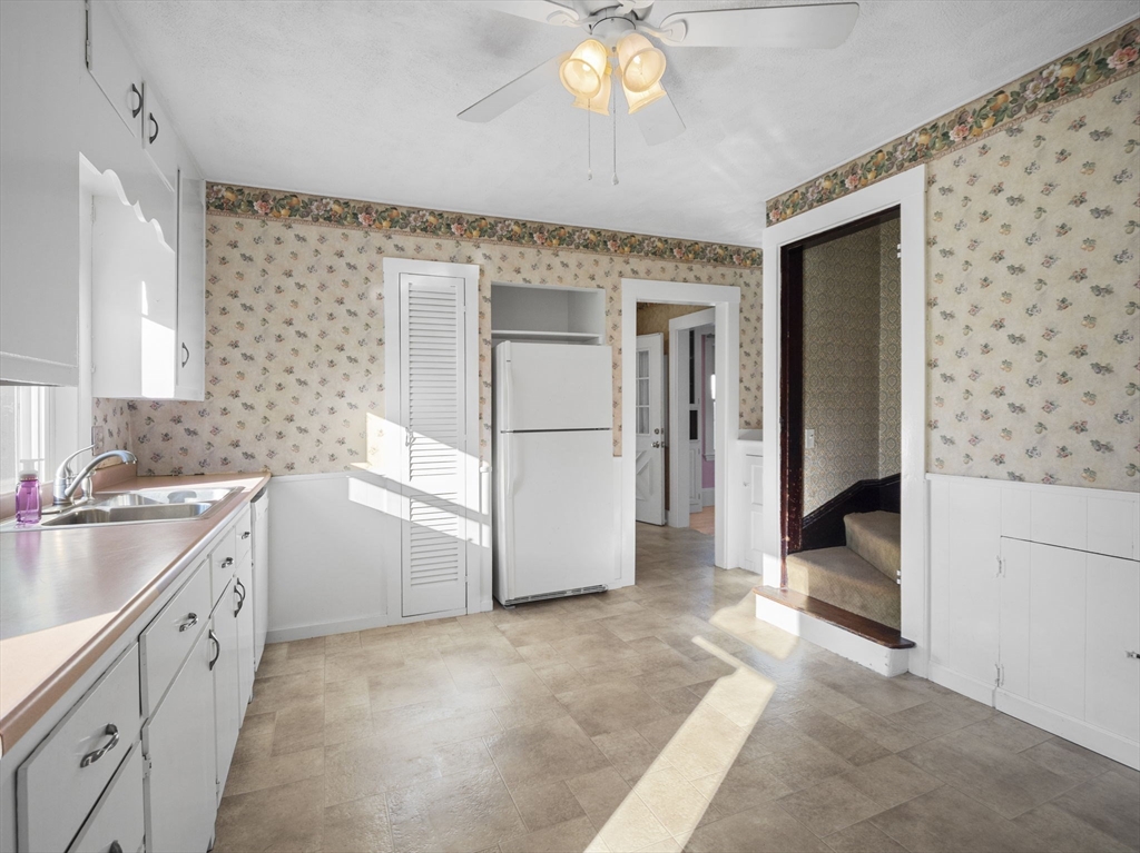 14 R Charles St, Danvers