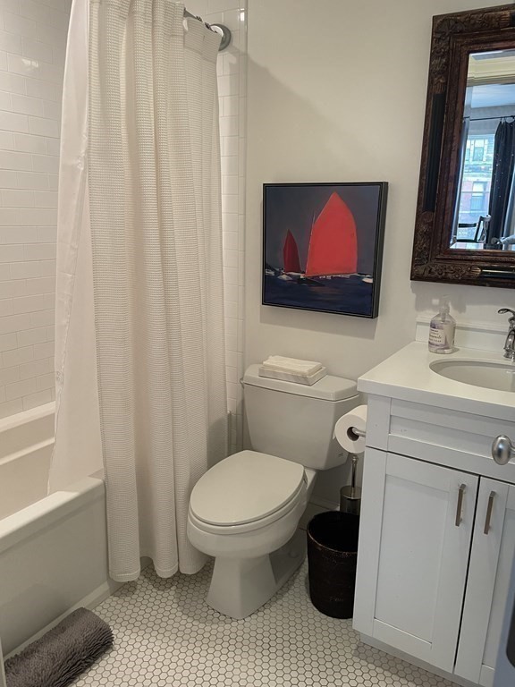 211 Newbury St, Back Bay