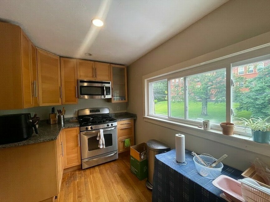 3 bed, 2 bath apartment for rent at 76 Austin St Unit 2, Newtonville — photo 1 of 9