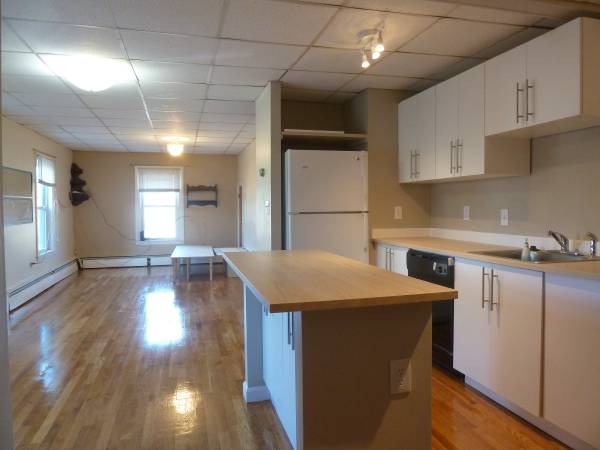 3 bed, 1 bath apartment for rent at 278 California St Unit 2nd Fl, Nonantum — photo 5 of 8