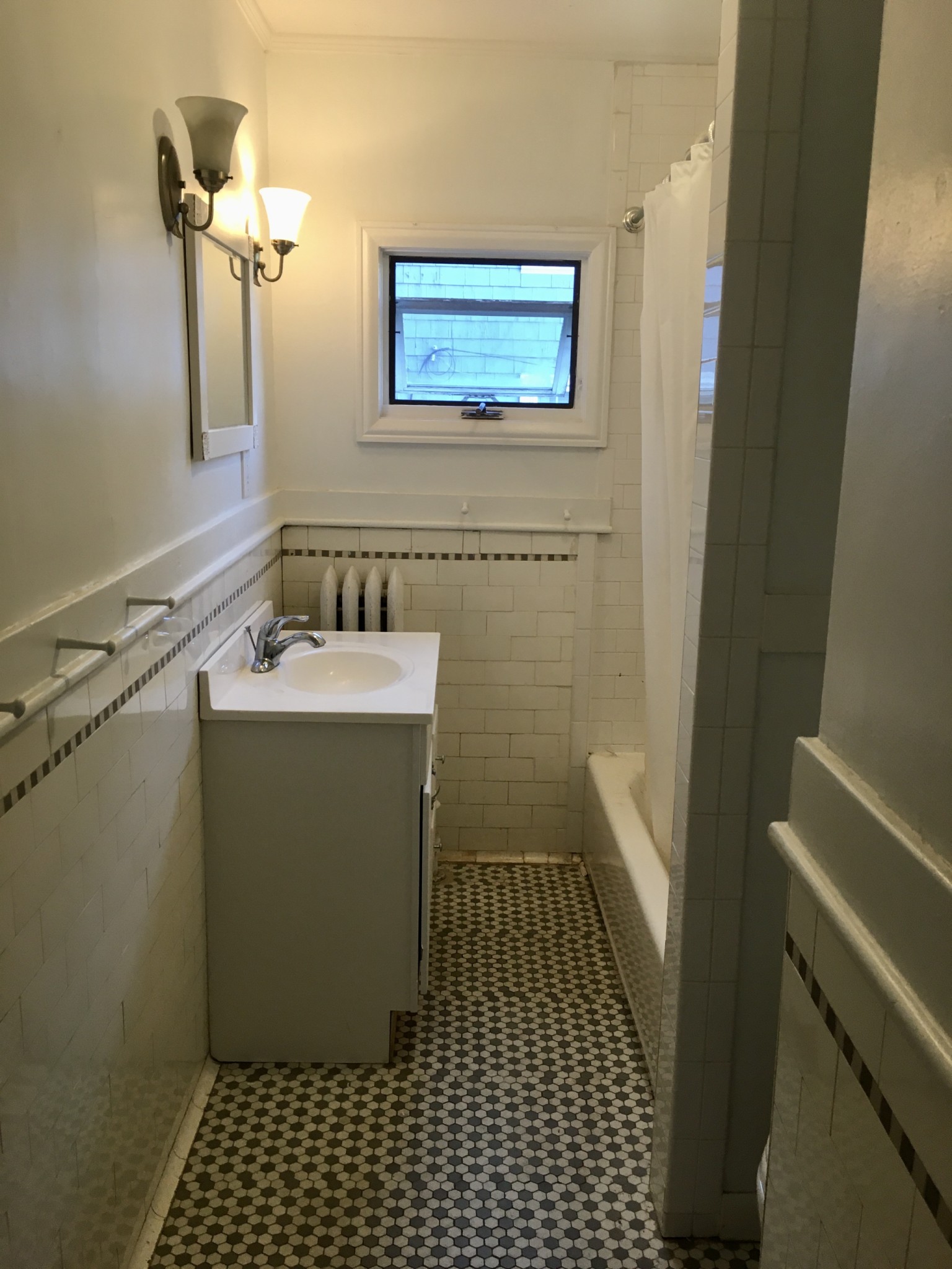 2.5 bed, 1 bath apartment for rent at 209-211 Langley Rd Unit 211, Newton Centre — photo 2 of 7