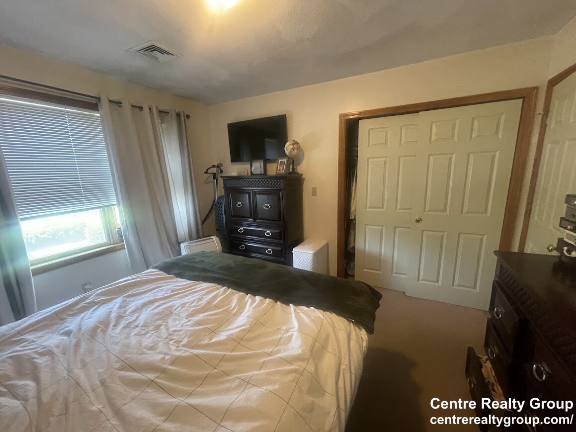 1.5 bed, 1 bath apartment for rent at 195 Newton St Unit 3a, Waltham — photo 2 of 6