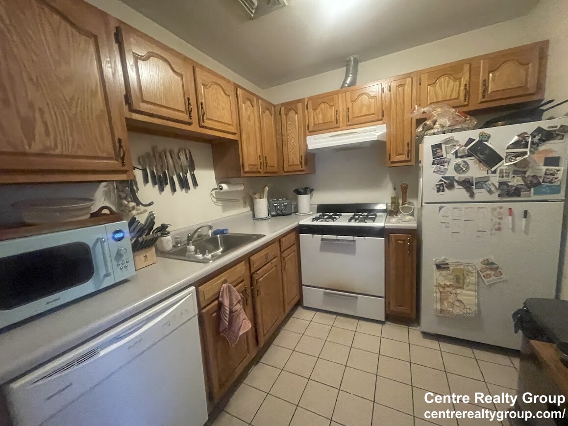 1.5 bed, 1 bath apartment for rent at 195 Newton St Unit 3a, Waltham — photo 3 of 6