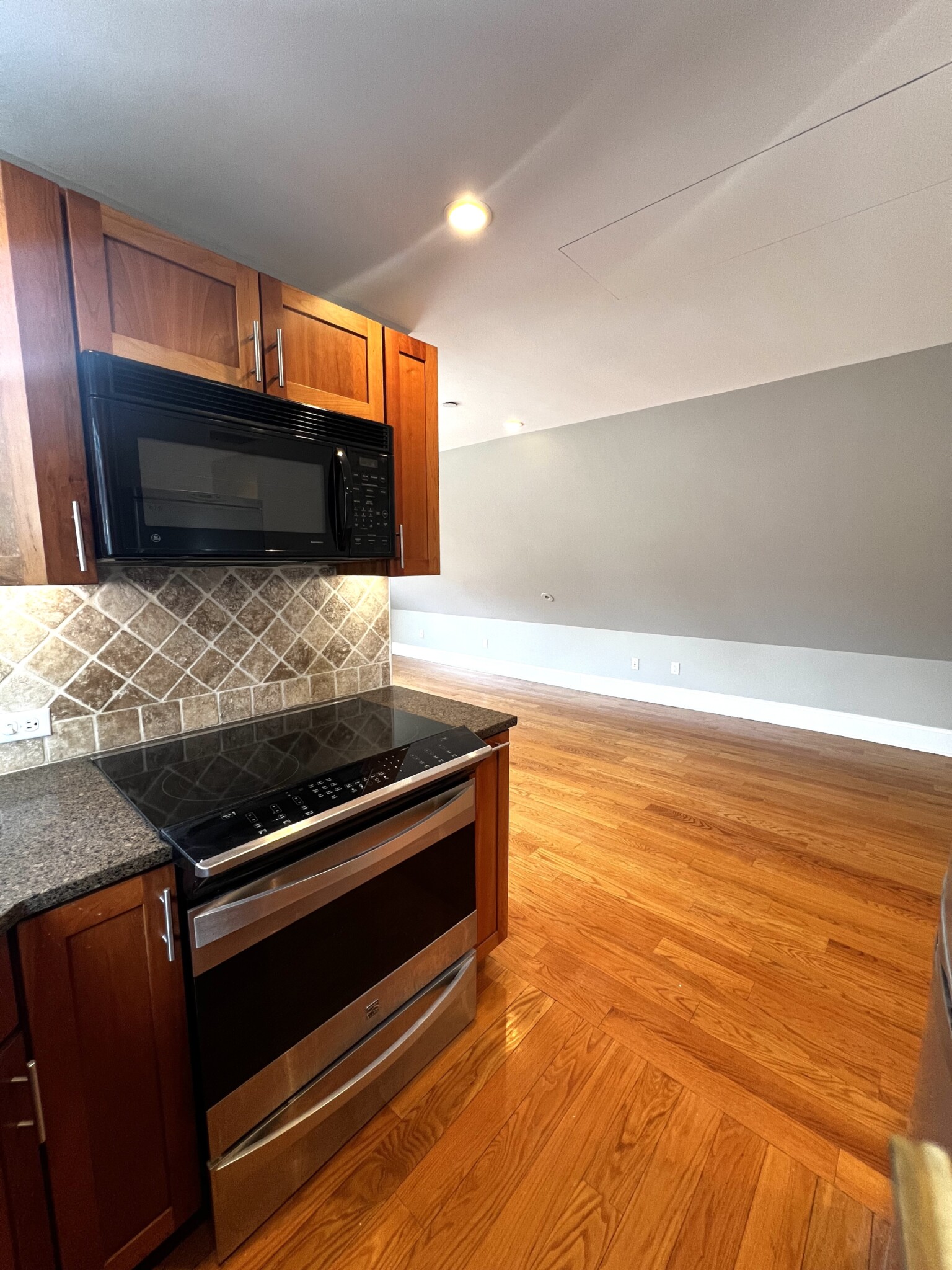 180 Hillside St, Mission Hill