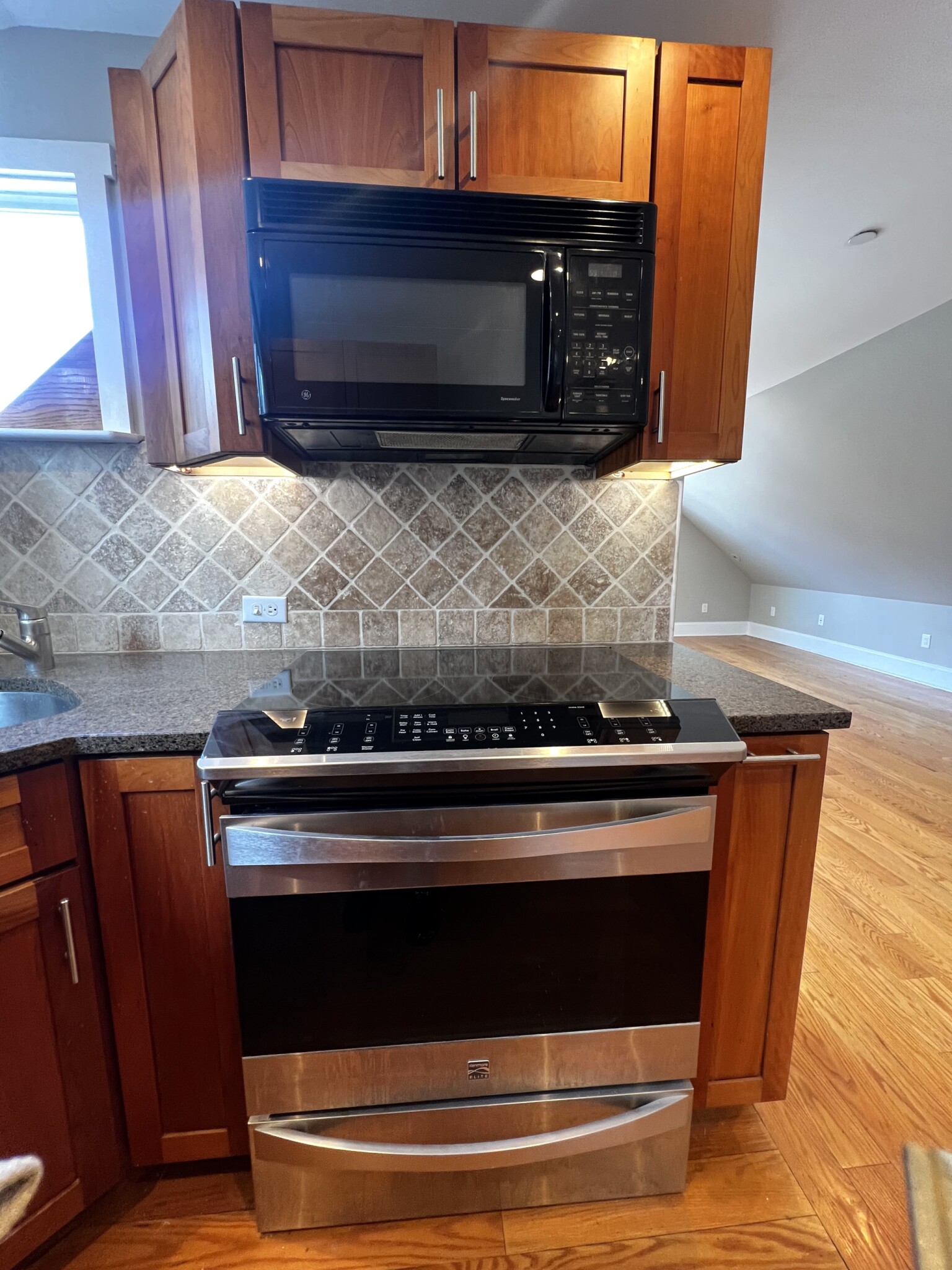 180 Hillside St, Mission Hill