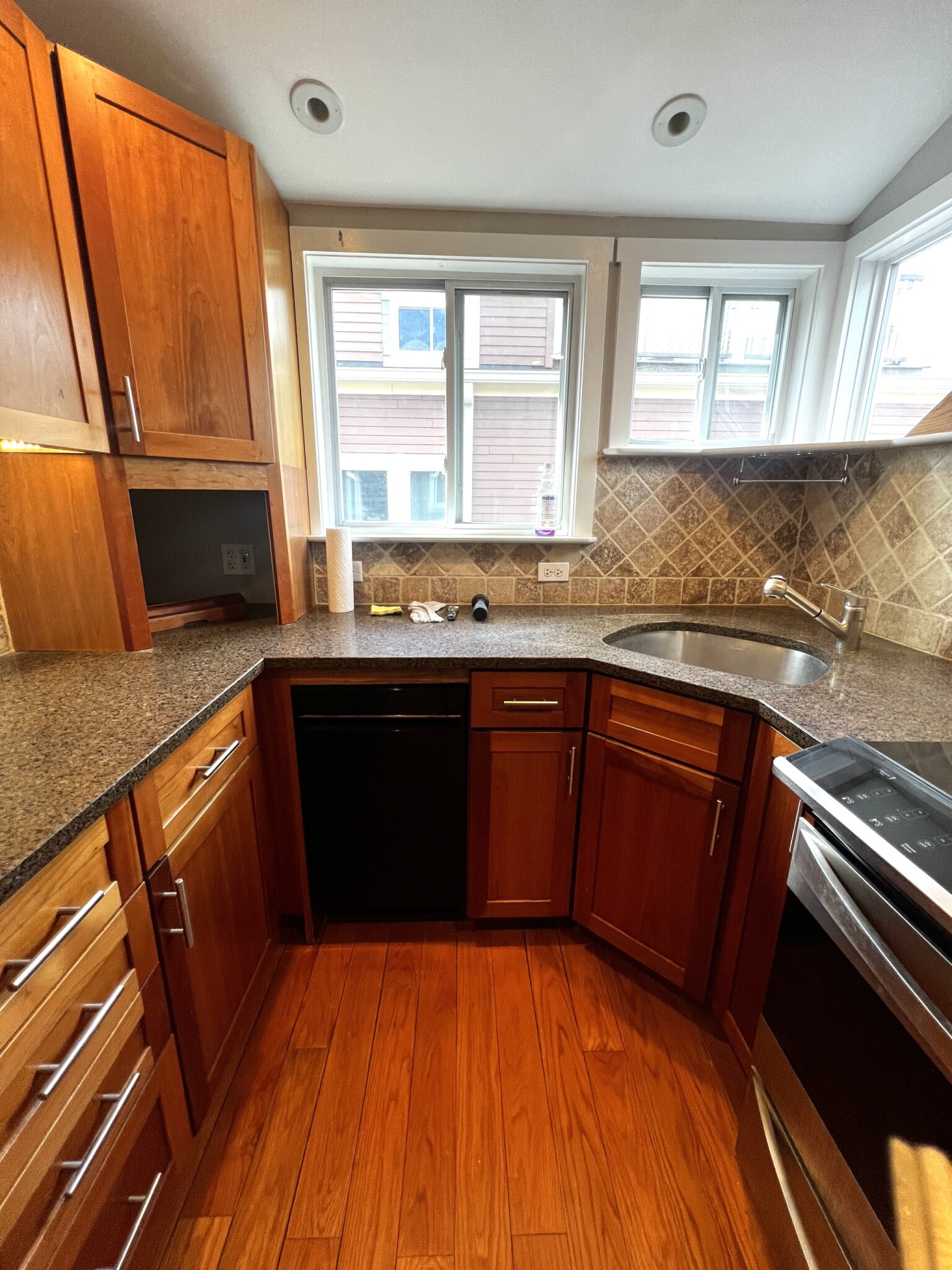 180 Hillside St, Mission Hill