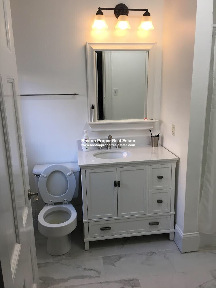 918 Beacon St, Fenway