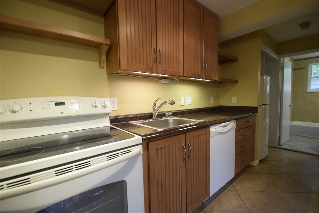 1 Colonial Village Dr, Arlington