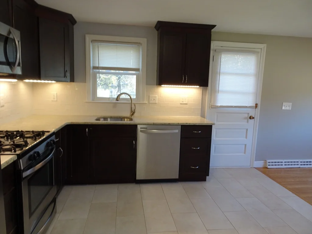 2 Lantern Ln, Burlington