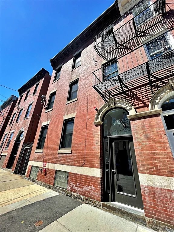 64 Frankfort St, East Boston