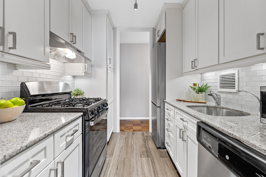 85 E India Row, Waterfront