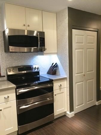 3 Summit Dr, Reading