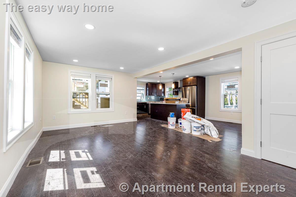 70-72 Stanley Ave, Tufts