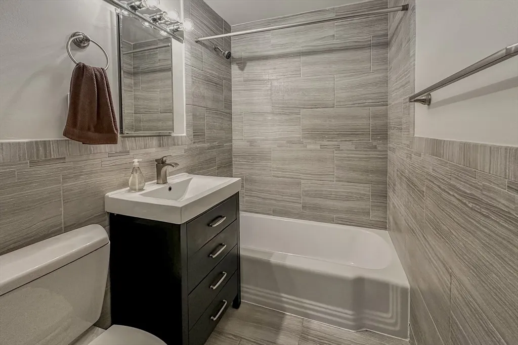 50 Green St, North Brookline