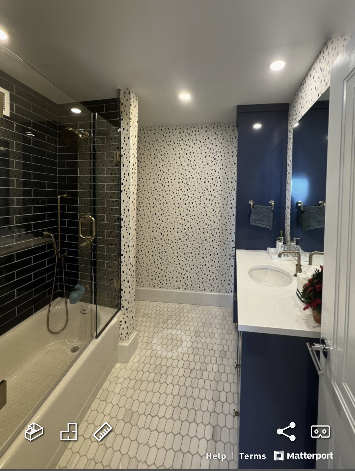 85 East India Row, Downtown