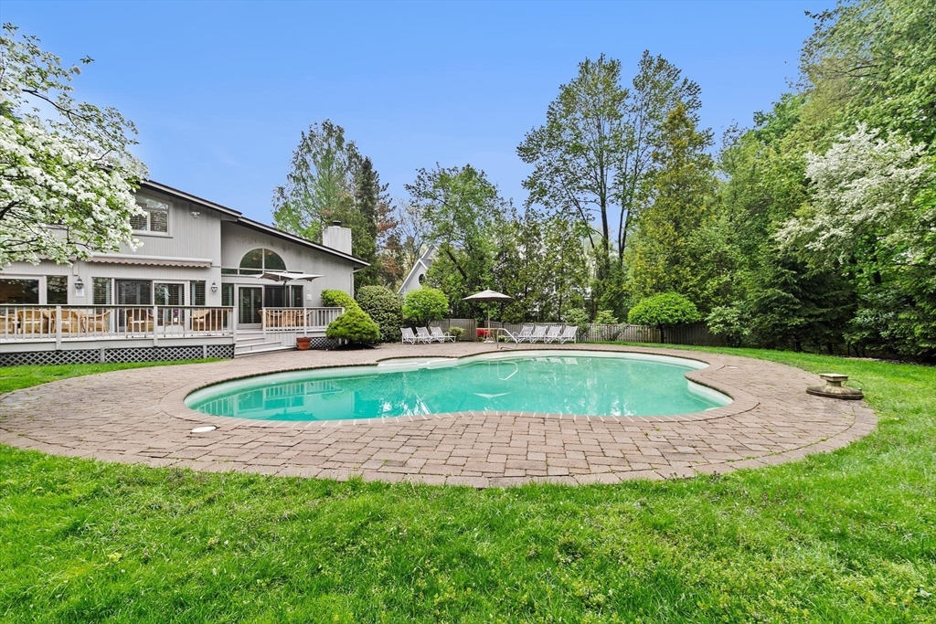 25 Laurus Ln, Newton