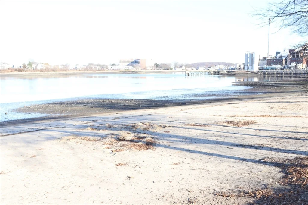 40 Baker Ave, Quincy