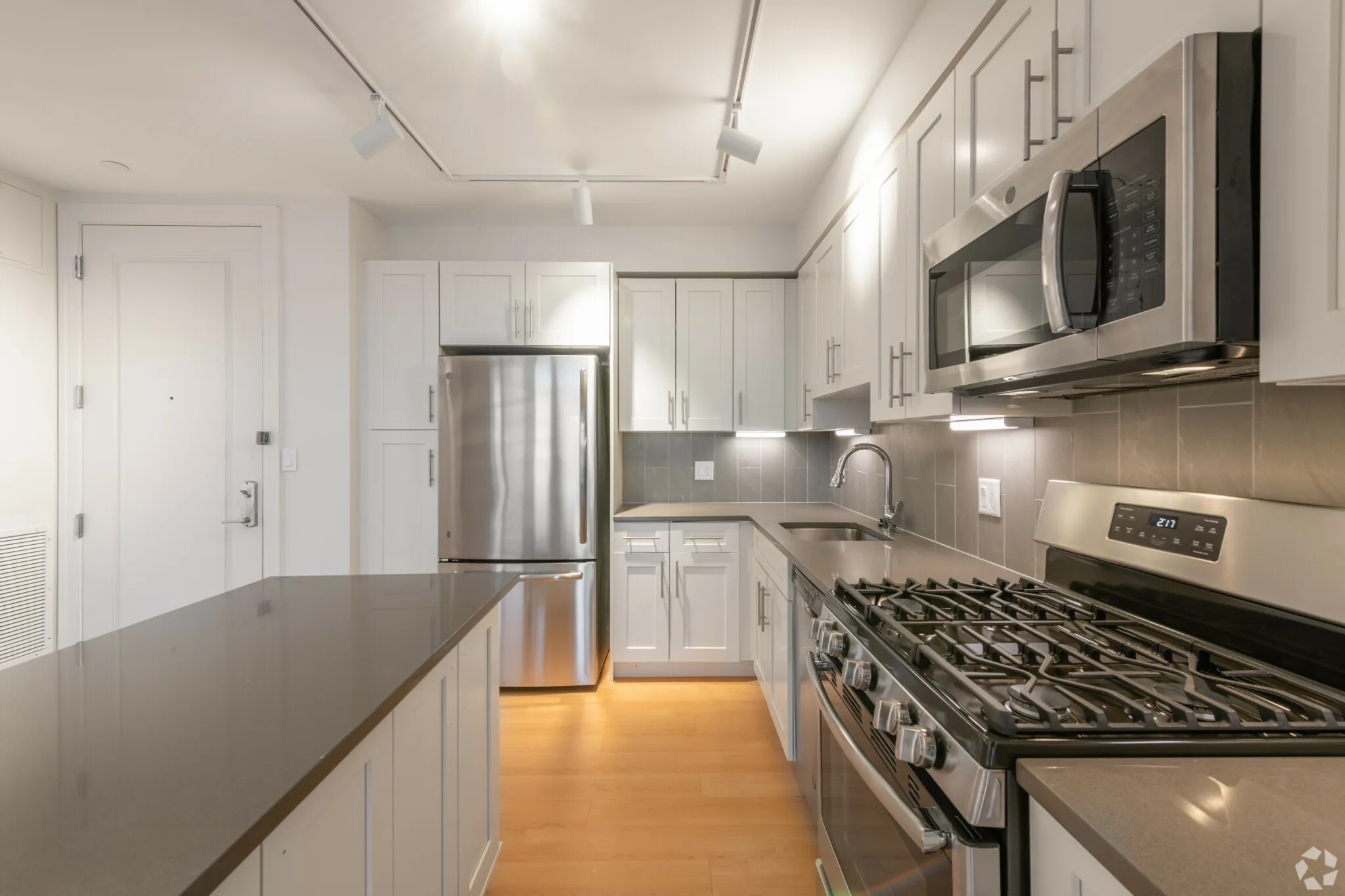 77 New St, Neighborhood Nine